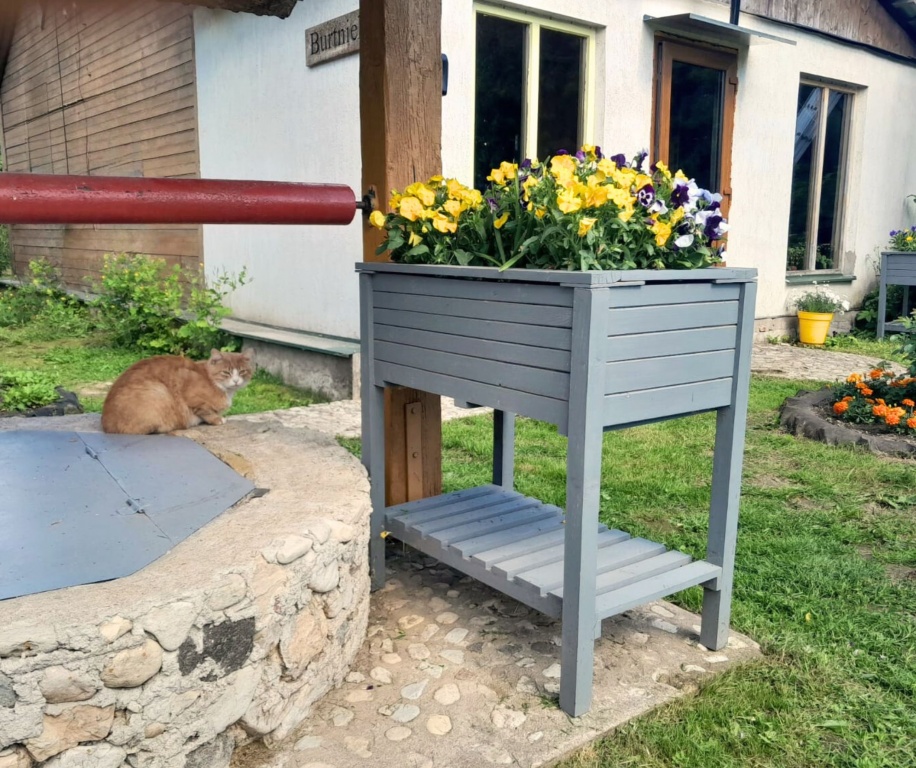 koka puķu kaste ar plauktiņu