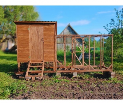 Insulated chicken houses with a fenced run